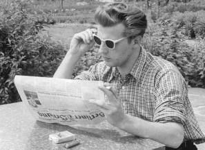 Junger Zeitungsleser 1956